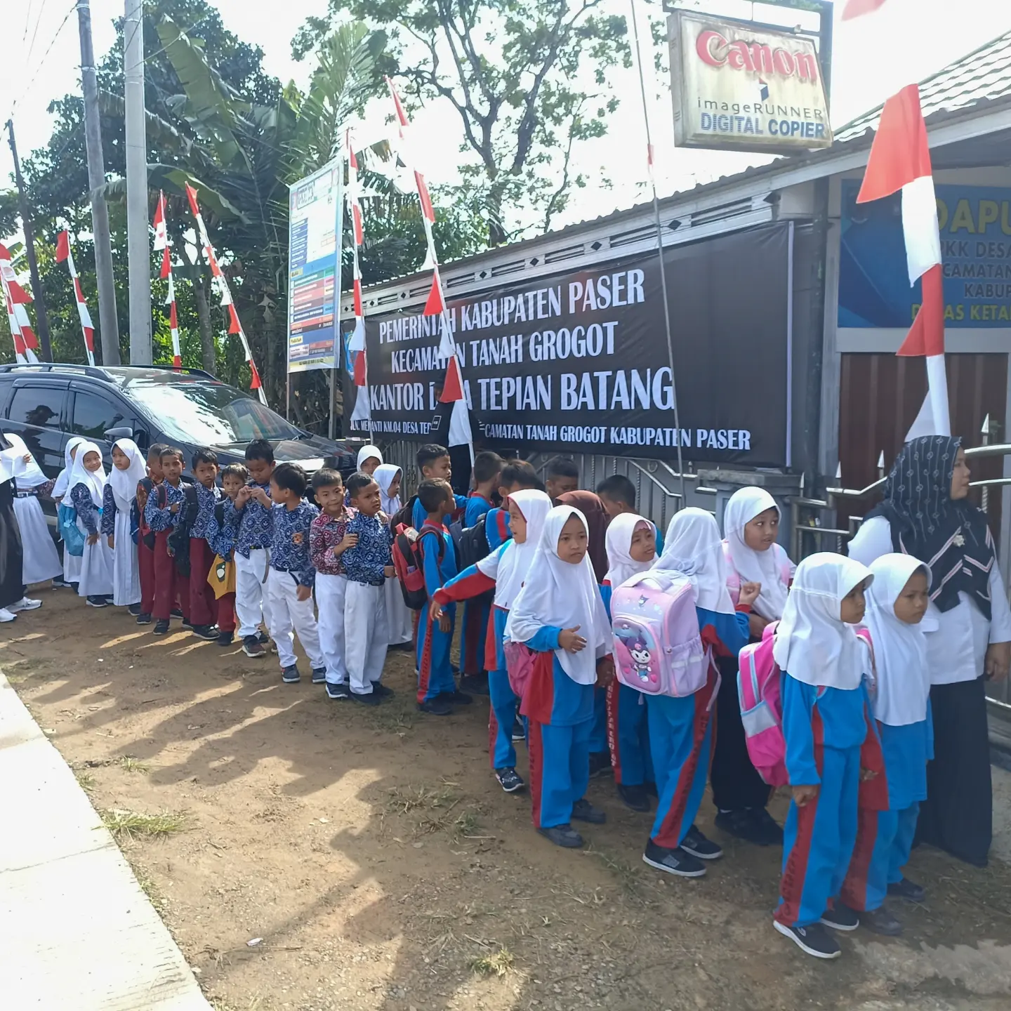 murid sd kelas 1 di Desa Tepian Batang