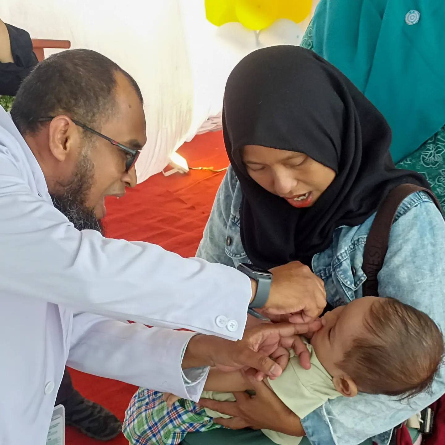 Ketua IDI Cab. Paser melakukan imunisasi polio