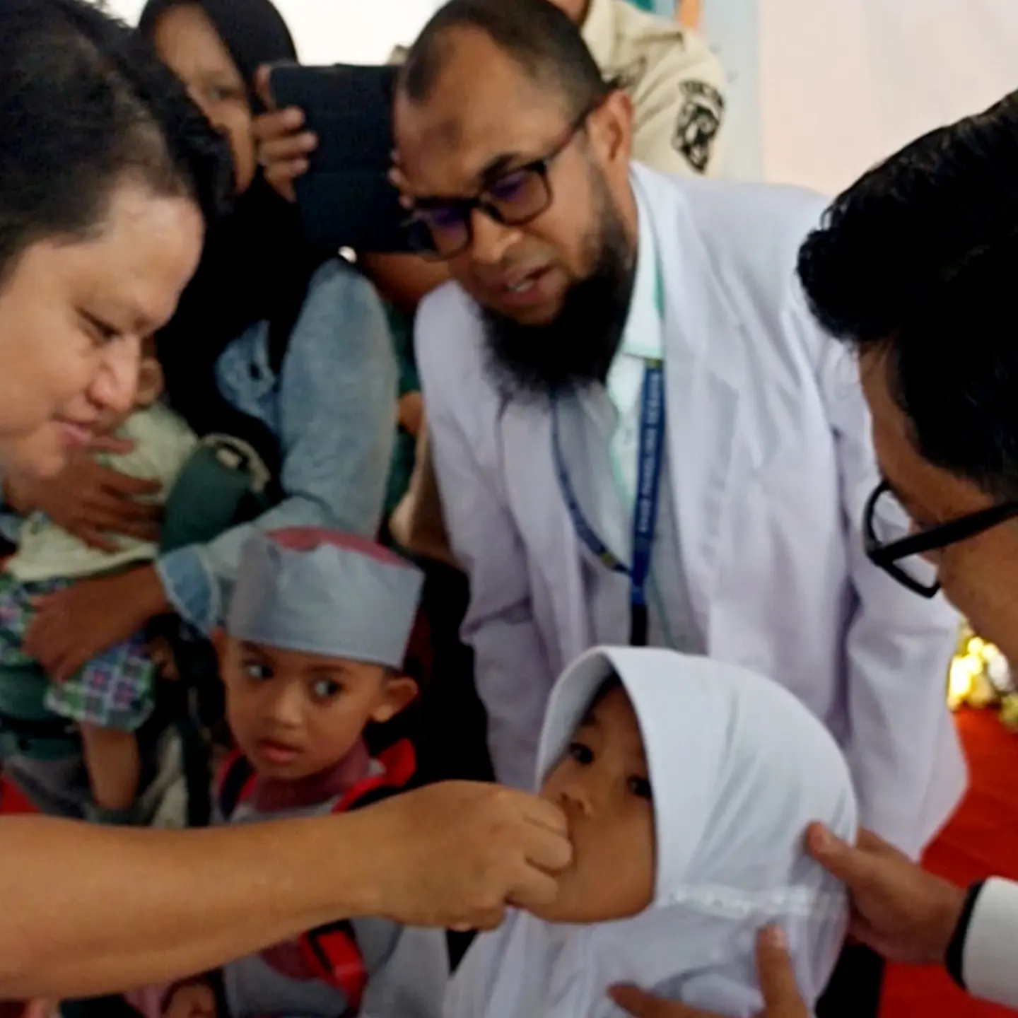 Kadinkes memberi tetes manis imunisasi polio ke anak